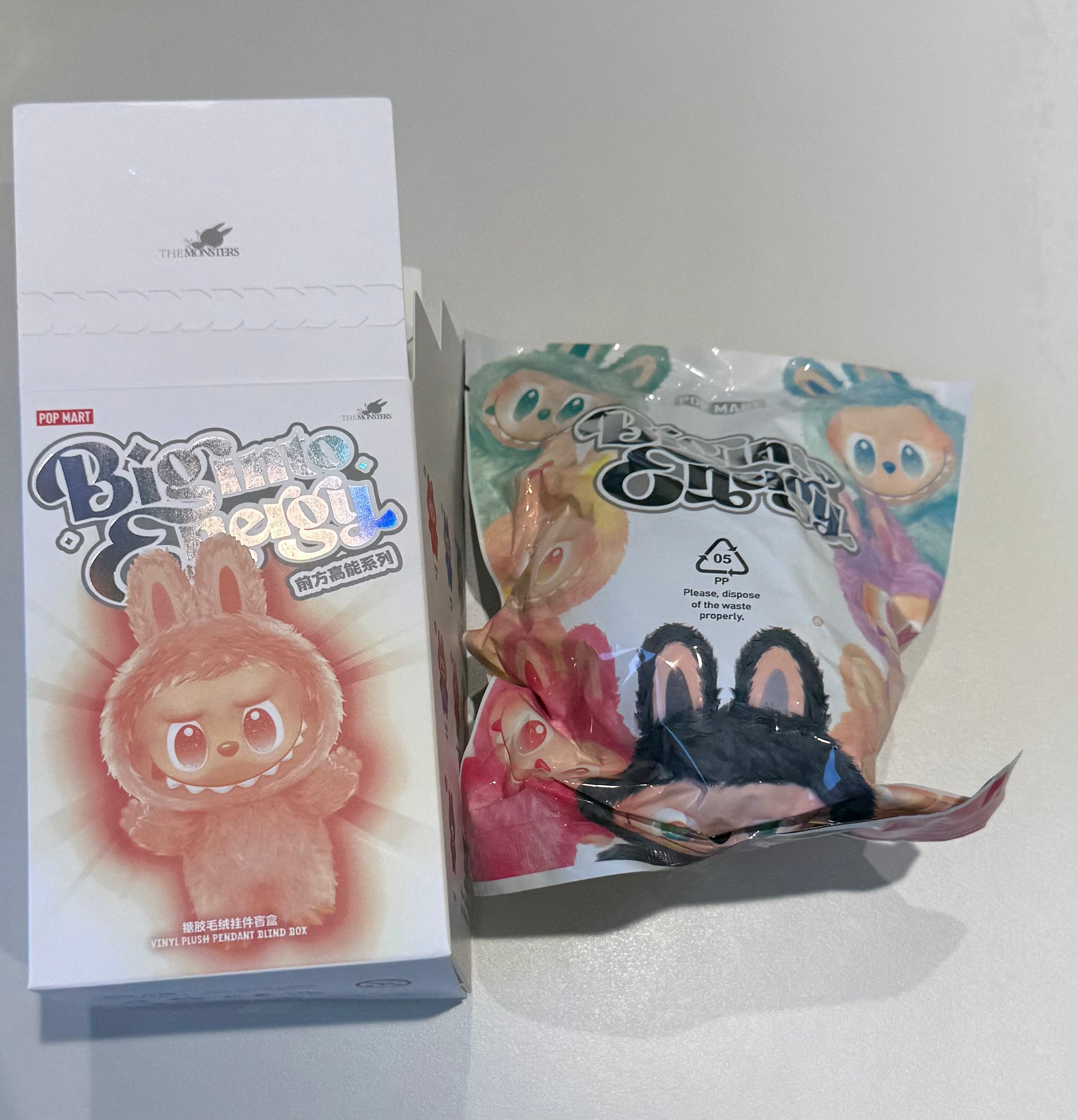Labubu & Ladudu Mystery Box mit buntem Monster-Kostüm aus der Big into Energy Series, verspielt und kawaii, als Schlüsselanhänger oder Deko, Überraschungsdesign