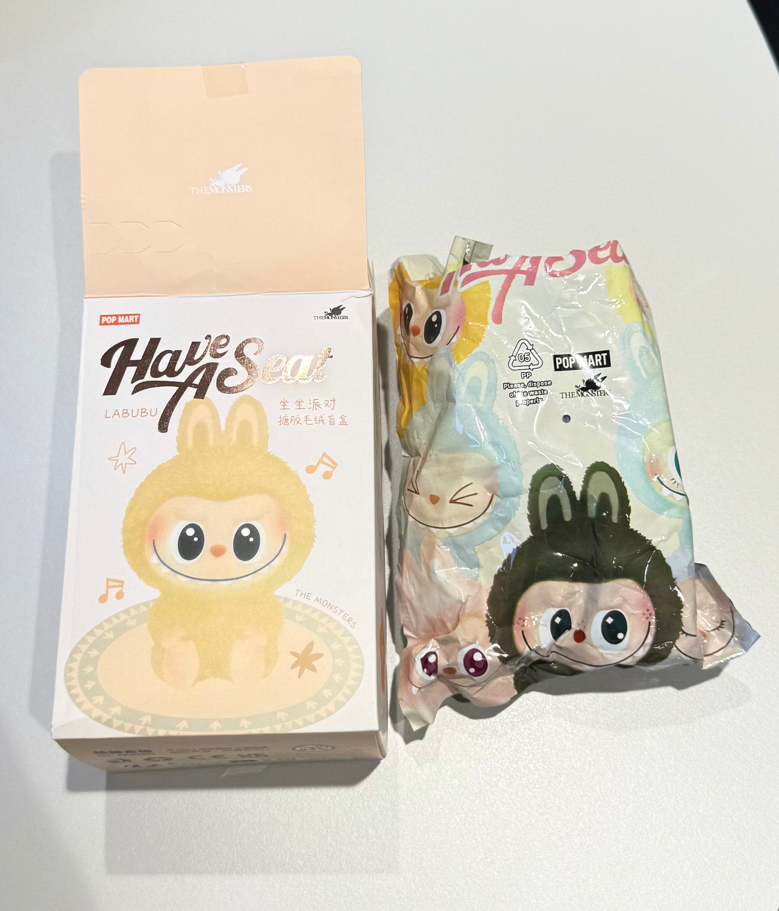 Labubu & Ladudu Mystery Box mit flauschigem Monster-Kostüm, buntem Design und schelmischem Grinsen aus der Big into Energy Series.