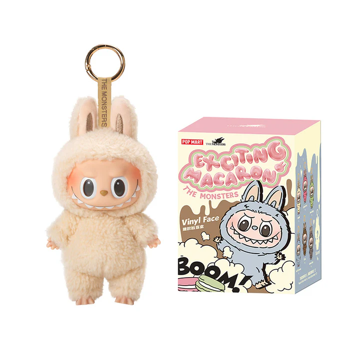 Labubu – Big into Energy Series Schlüsselanhänger flauschiges Monster im Kostüm mit schelmischem Grinsen und spitzen Zähnchen, bunt und verspielt, inklusive Geschenkbox