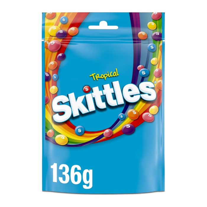 Bunte Skittles Tropical Fruit Verpackung mit tropischen Fruchtaromen wie Mango, Ananas und Kiwi-Limette, 136g Beutel